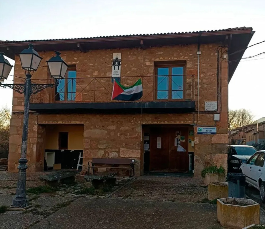 La fachada del Ayuntamiento de Albendiego, con la bandera de Palestina, sin la de Castilla-La Mancha y España.