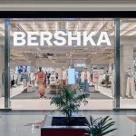 La moda atemporal de Bershka: sudadera marinera para mujeres con estilo