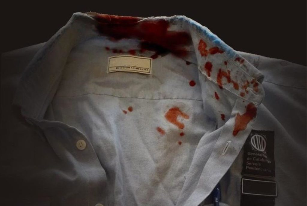 Así quedó la camisa de un funcionario de prisiones tras ser agredido por un preso.