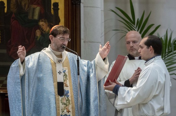 El Cardenal Arzobispo de Madrid, José Cobo Cano, oficia la eucaristía de la Inmaculada Concepción en la Catedral de la Almudena.