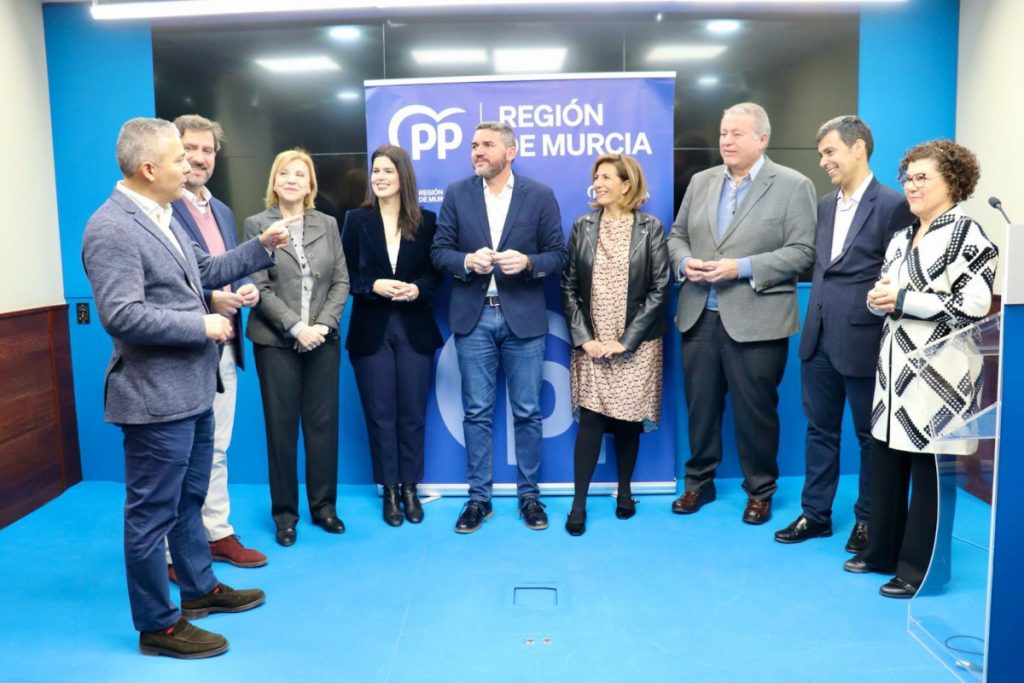 En el centro, el senador del PP por la Región de Murcia Antonio Luengo rodeado de representantes 'populares' en las Cortes Generales y en la Asamblea Regional de Murcia.