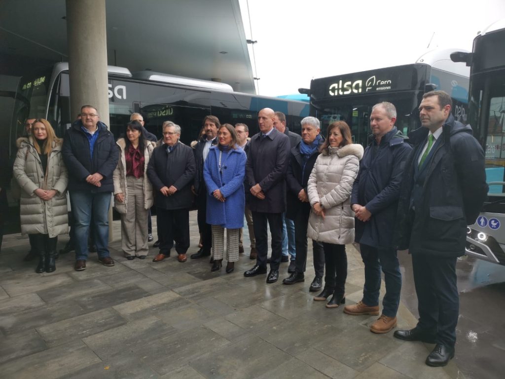 La consejera de Movilidad y Transformación Digital, María González Corral, junto con alcaldes de los municipios del área metropolitana de León.