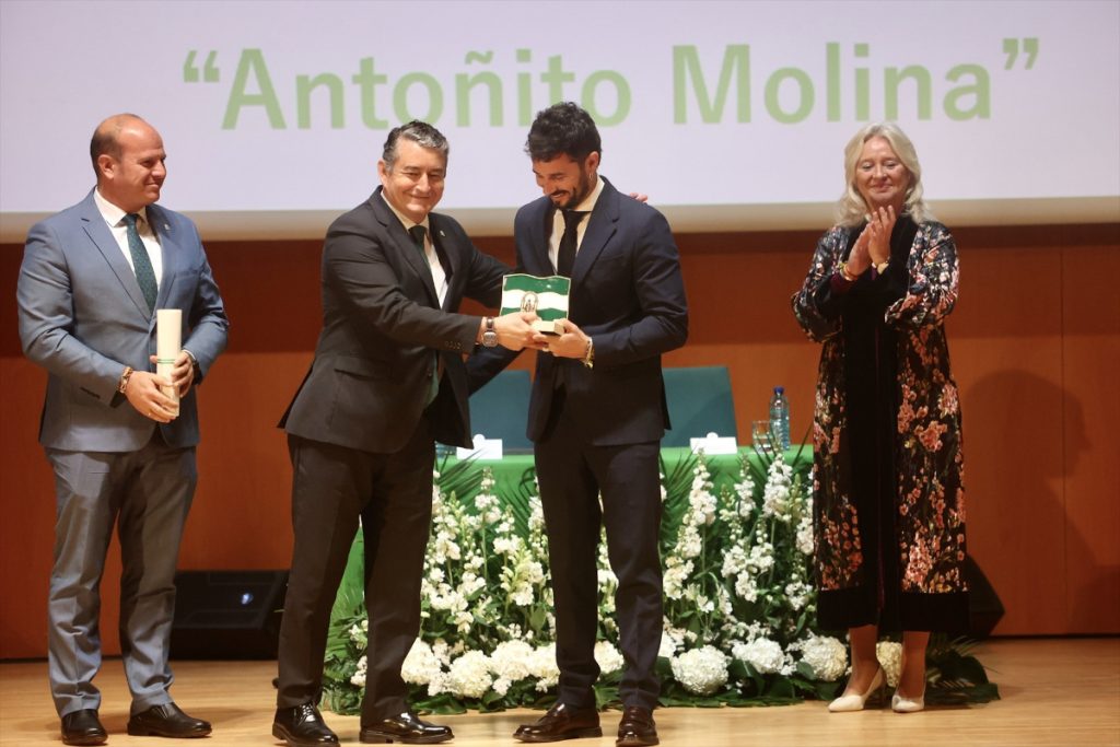 Los andaluces están muy orgullosos de ser andaluces y sus símbolos, tanto la bandera, como el escudo y el himno. 