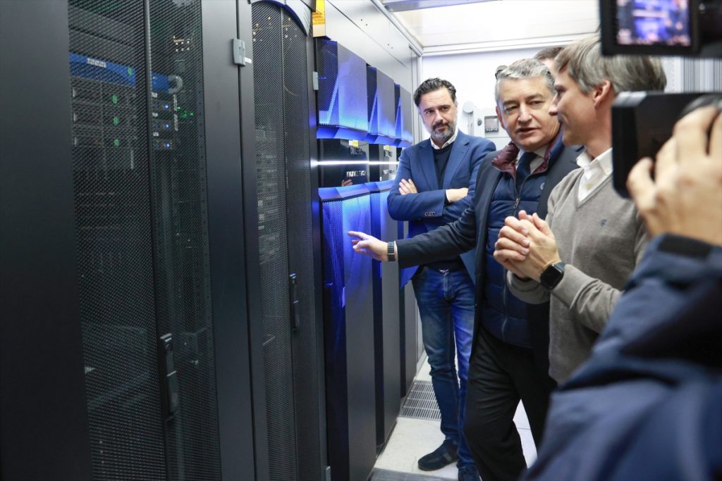 El consejero de la Presidencia, Interior, Diálogo Social y Simplificación Administrativa, Antonio Sanz, ha puesto en marcha el supercomputador Hércules en el Centro Informático Científico de Andalucía (CICA) de Sevilla.
Rocío Ruz / Europa Press