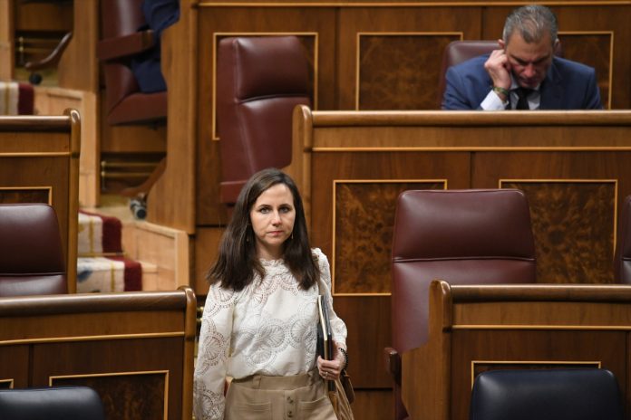 La secretaria general de Podemos, Ione Belarra, durante una sesión plenaria en el Congreso de los Diputados,