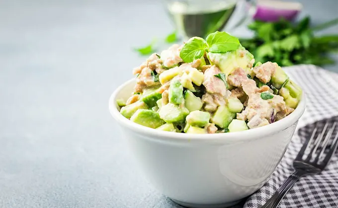 ensaladilla de aguacate y atún