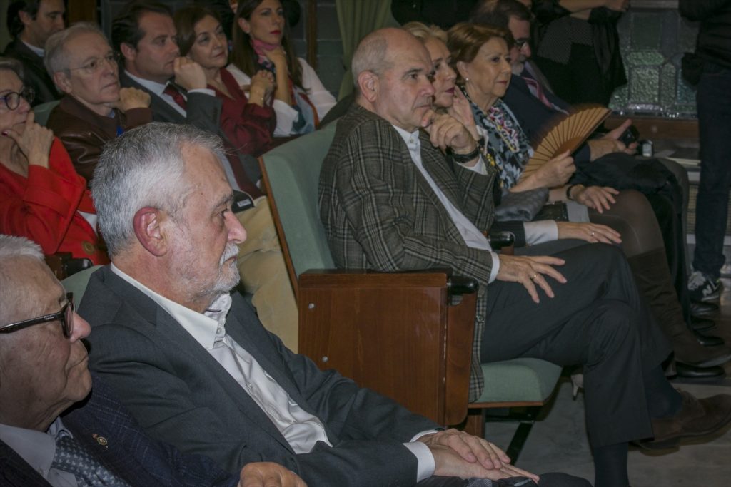 Los expresidente de la Junta de Andalucía, José Antonio Griñán (2i) y Manuel Chaves (3i), asisten a la presentación de la Fundación Felipe González. En Sevilla, a 12 de febrero de 2020