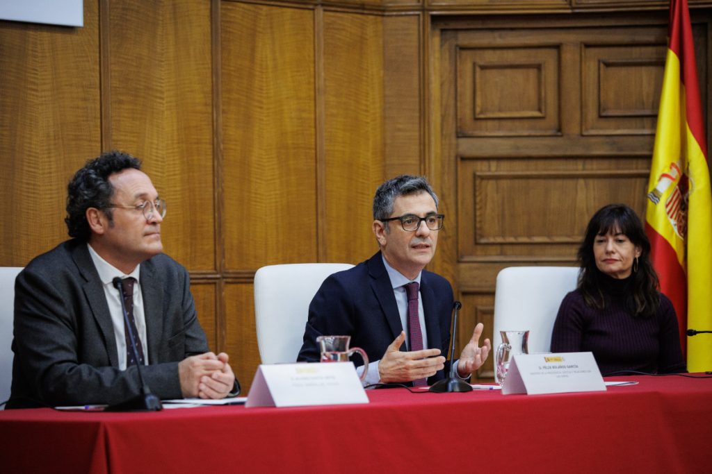 El fiscal general del Estado, Álvaro García Ortiz; el ministro de la Presidencia, Justicia y Relaciones con las Cortes, Félix Bolaños, y la directora del Centro de Estudios Jurídicos, María Abigail Fernández González