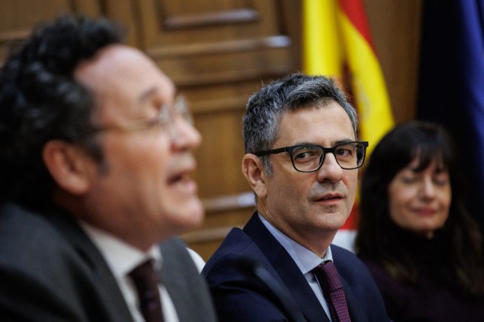 El Fiscal General del Estado en primer plano. detrás Félix Bolaños, ministro de Justicia.