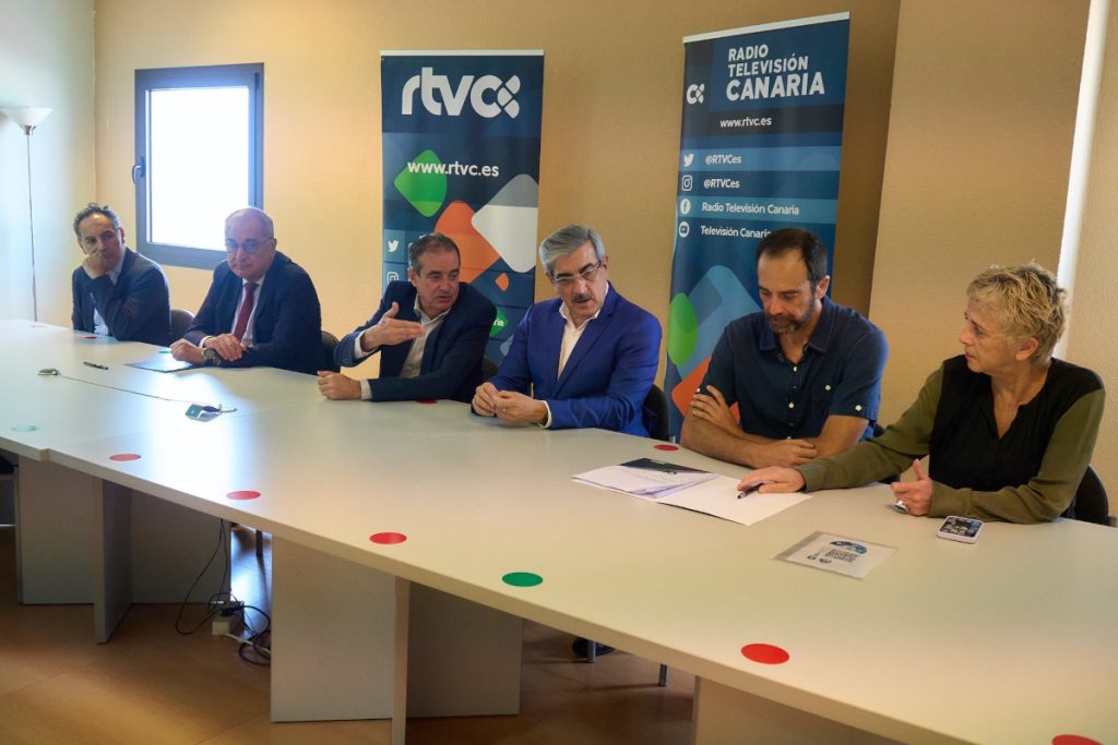 El PP levanta las alfombras en Canarias: «Se ha hecho todo lo que no se debía» 1 Moncloa Gobierno canario y Televisión canaria firman un acuerdo para regular las condiciones laborales y salariales de los trabajadores, en mayo de 2023.