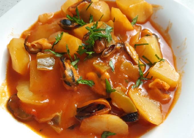 guiso de patatas con mejillones foto principal Moncloa