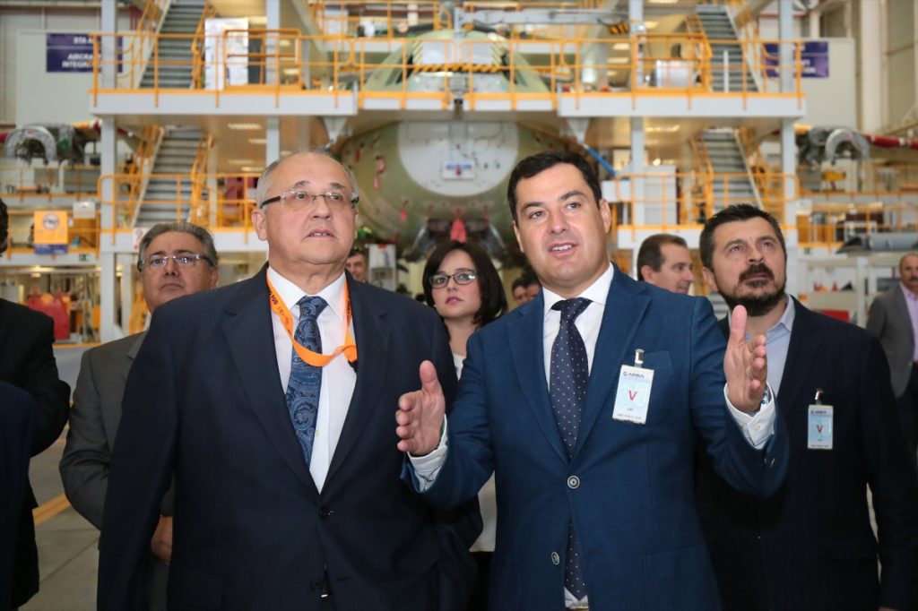 Juanma Moreno, presidente de la Junta de Andalucía, en una de sus visitas a Airbus.