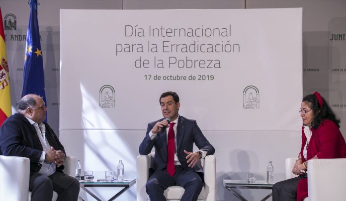Juanma Moreno explica que Andalucía reduce su elevada pobreza a mayor ritmo que en España.