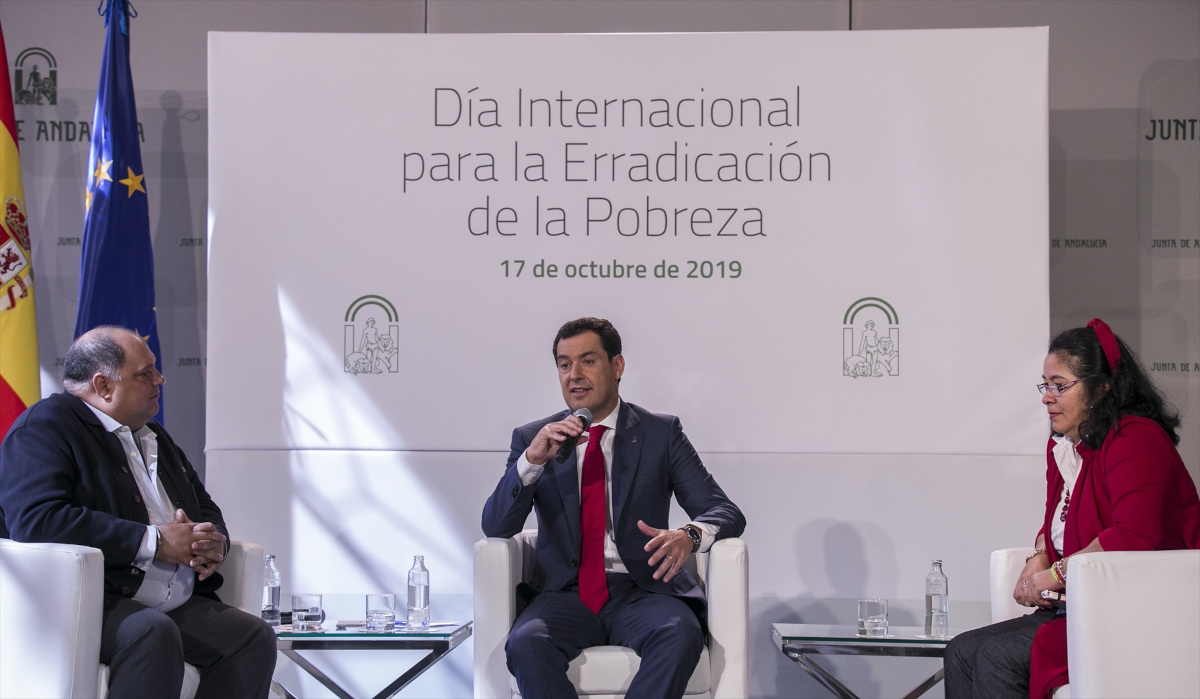 Juanma Moreno explica que Andalucía reduce su elevada pobreza a mayor ritmo que en España.