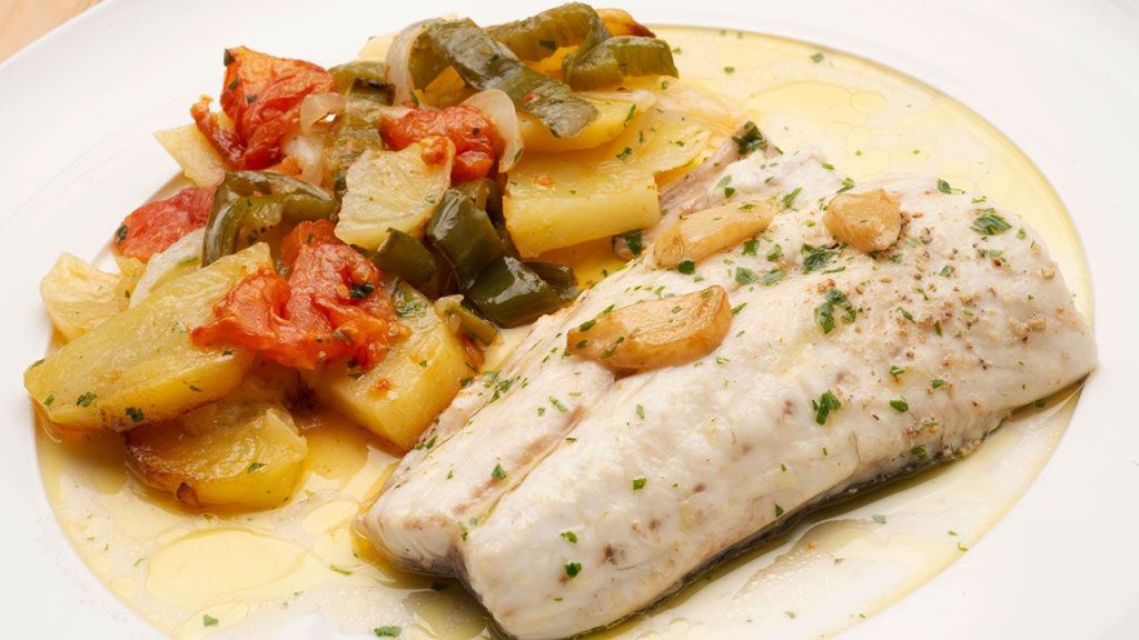 Receta para hacer una espectacular lubina al horno, un plato sano y muy sabroso 2 Moncloa karl6526 lubina al horno con patatas xl 1280x720x80xX Moncloa