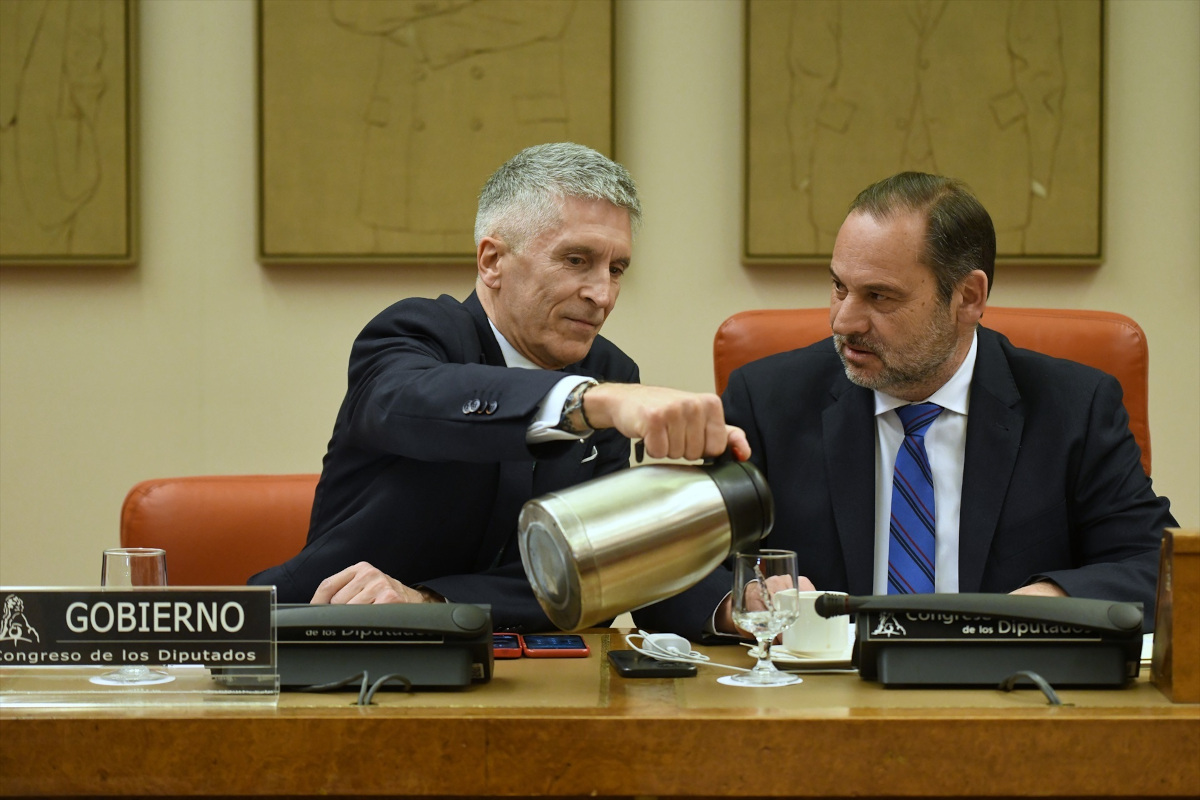 El ministro de Interior, Fernando Grande-Marlaska (i), y el exministro de Transportes José Luis Ábalos (d) conversan durante la Comisión de Interior.