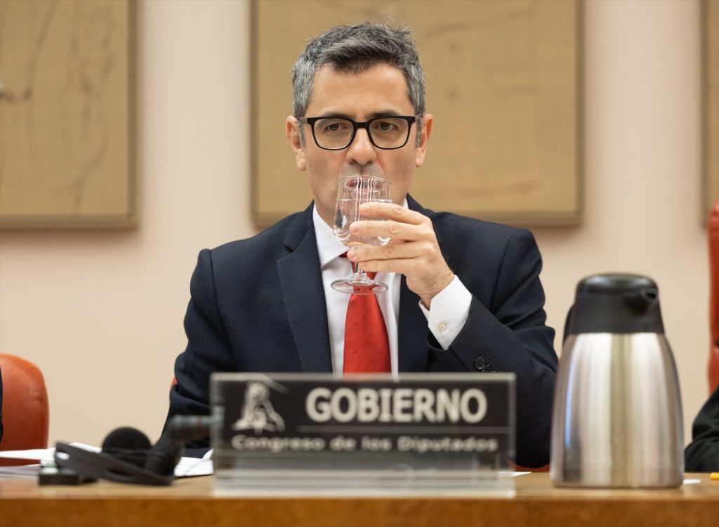 El ministro de la Presidencia, Relaciones con las Cortes y Justicia, Félix Bolaños, bebe agua durante la Comisión Constitucional, en el Congreso de los Diputados.