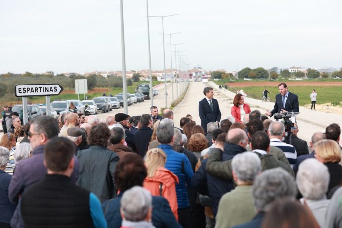 El ministro de Transportes y Movilidad Sostenible, Óscar Puente, interviene en el acto de la puesta en servicio de la conexión del enlace de las autovías SE-40/A-49 con Espartinas, el pasado 5 de febrero.