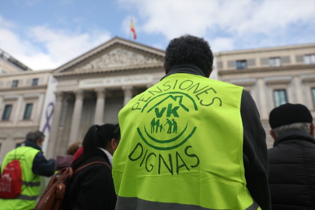 Los pensionistas se rebelan contra la ministra de Defensa por sus declaraciones y las partidas multimillonarias cuando hacen falta para otros beneficios sociales. 