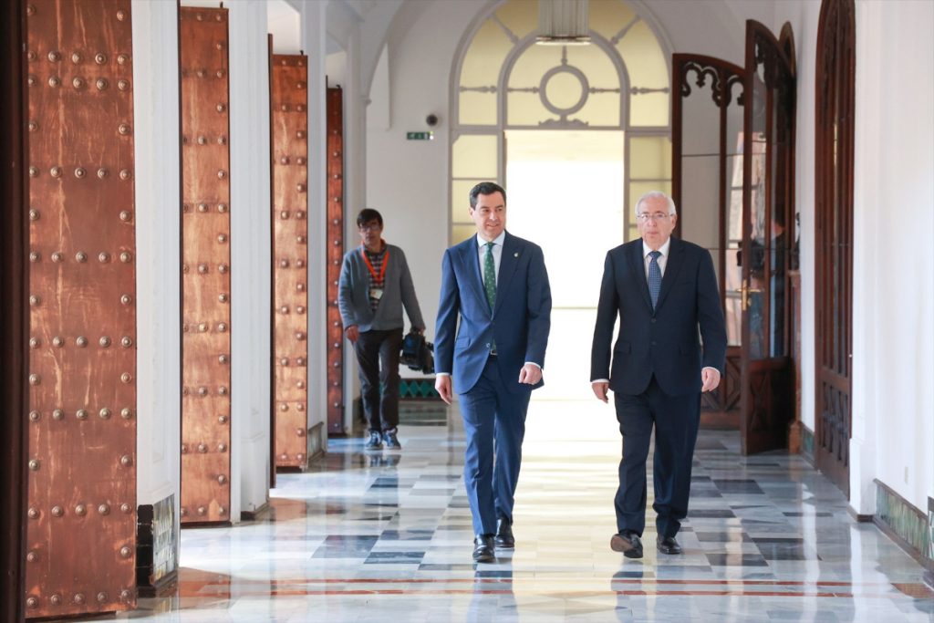 El presidente de la Junta de Andalucía, Juanma Moreno (i), se reúne en el Palacio de San Telmo con el presidente de Melilla, Juan José Imbroda.