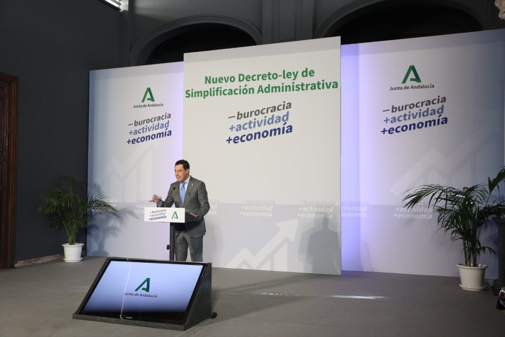 El presidente Juanma Moreno ha simplificado la burocracia y una de las beneficiarias serán las viviendas de protección. 