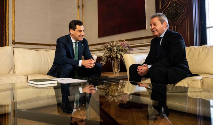 Juanma Moreno, presidente de la Junta de Andalucía, se ha reunido con el presidente de Airbus España, Alberto Gutiérrez.