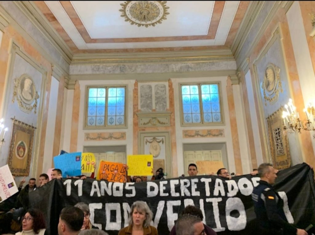 El salón de plenos de Alcalá fue desalojado ya que con el escándalo de las protestas no se podía celebrar la sesión ordinaria del pleno.