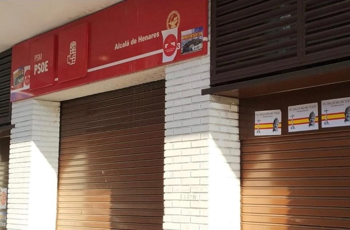 La sede del PSOE de Alcalá fue atacada la misma tarde que se votó la Ley de Amnistía.