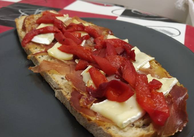 Pimientos jugosos caramelizados con queso brie: Un escándalo que no podrás resistir 3 Moncloa tosta de jamon con queso brie y piquillos caramelizados foto principal 2 Moncloa
