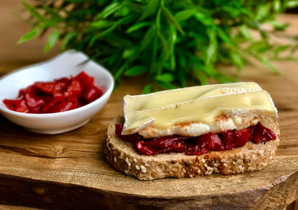 Pimientos jugosos caramelizados con queso brie: Un escándalo que no podrás resistir 2 Moncloa tosta de queso brie con pollo a la plancha Moncloa
