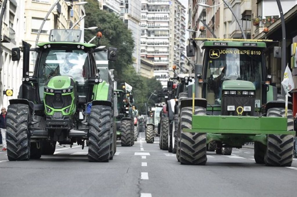 Los agricultores se levantan en Europa ante las restricciones de Bruselas 2 Moncloa Los agricultores exigen a Planas contundencia en Europa para cambiar las normativas