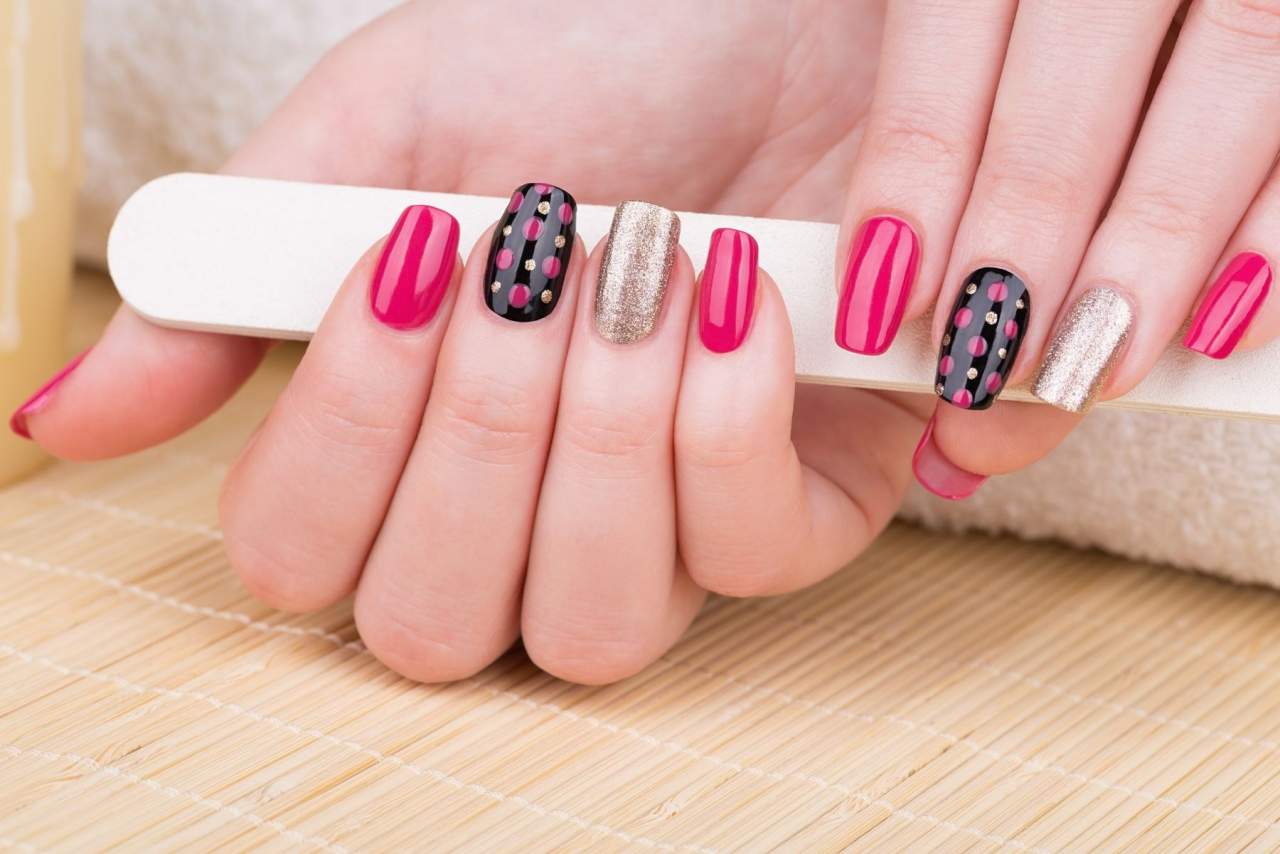 Uñas amarillas: Descubre claves y remedios para lucir manos impecables 1 Moncloa CAUSAS DE LAS UÑAS AMARILLAS