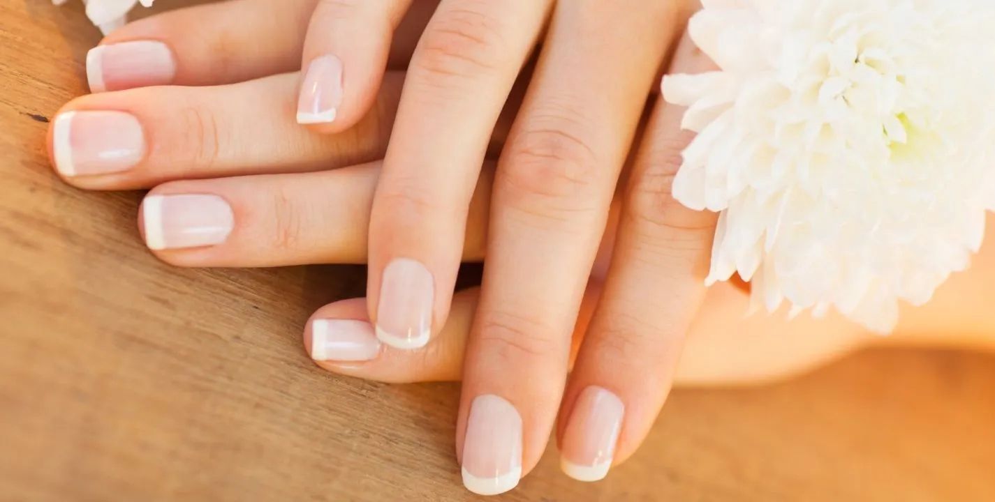Uñas amarillas: Descubre claves y remedios para lucir manos impecables 3 Moncloa PROTEGE TUS UÑAS DE LAS AGRESIONES DIARIAS
