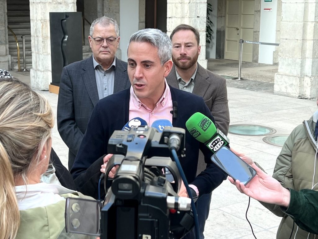 Pablo Zuloaga, el secretario General del PSOE Cantabria, ha reprochado a PP y Vox dejar ver sus intenciones de privatizar servicios públicos como la dependencia.