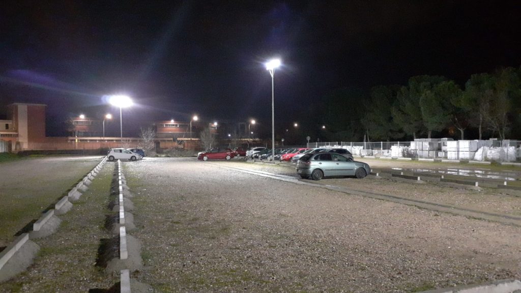 El aparcamiento disuasorio junto a Roca vuelve a contar con iluminación.