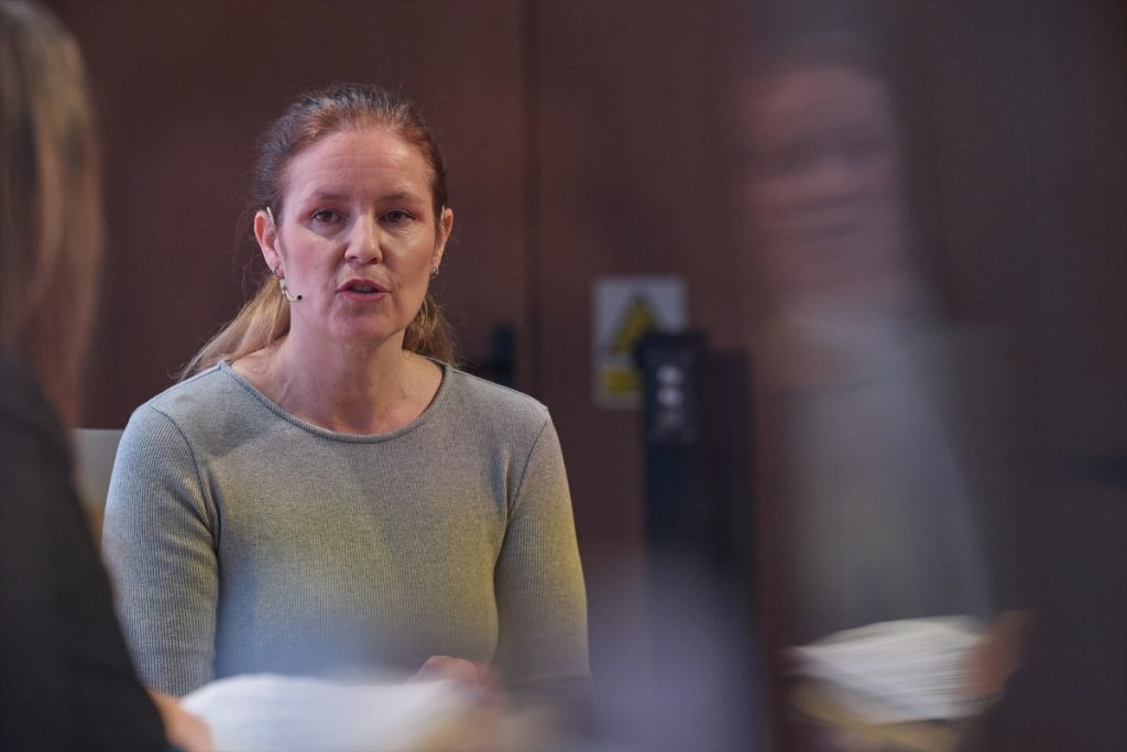 Seis maltratadores cambian de sexo en Madrid para evitar ser culpables de Violencia de Género 1 Moncloa La consejera de Familia, Juventud y Asuntos Sociales de la Comunidad de Madrid, Ana Dávila, ha dado la voz de alarma a la ministra Ana Redondo para ayudar a las víctimas de la violencia de género.