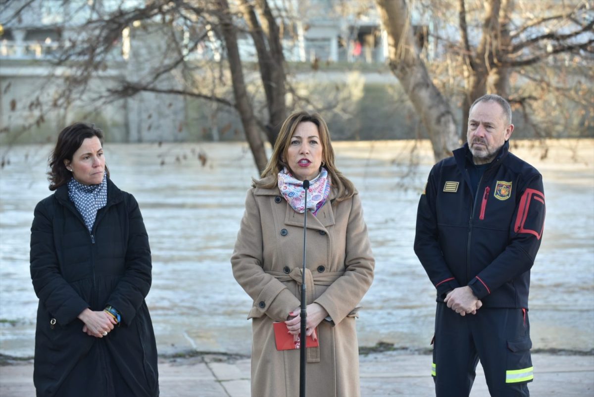 La alcaldesa de Zaragoza celebra que la crecida del Ebro se quede 