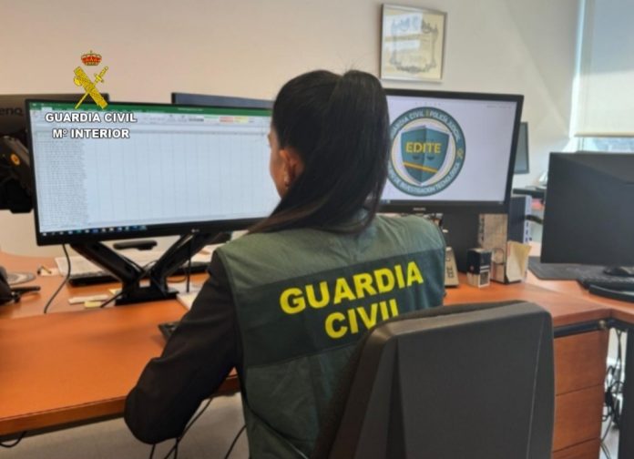 Una guardia civil mujer que pertenece a la Unidad de Delincuencia Informática.