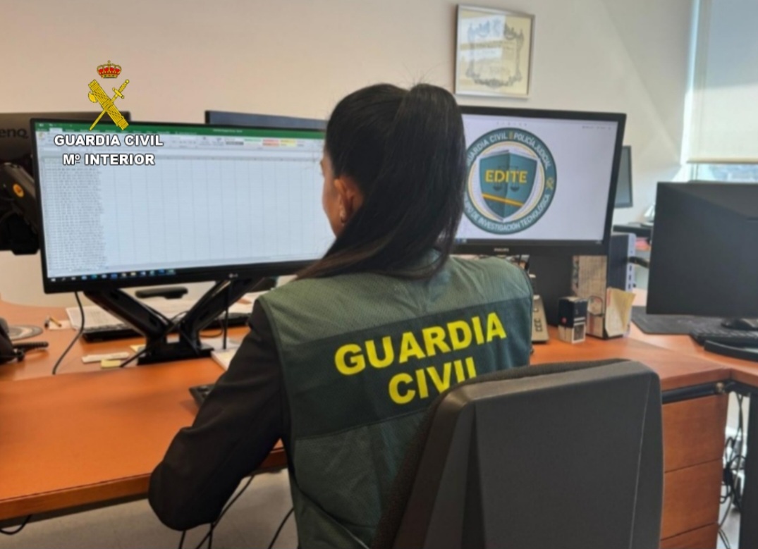 Una guardia civil mujer que pertenece a la Unidad de Delincuencia Informática.