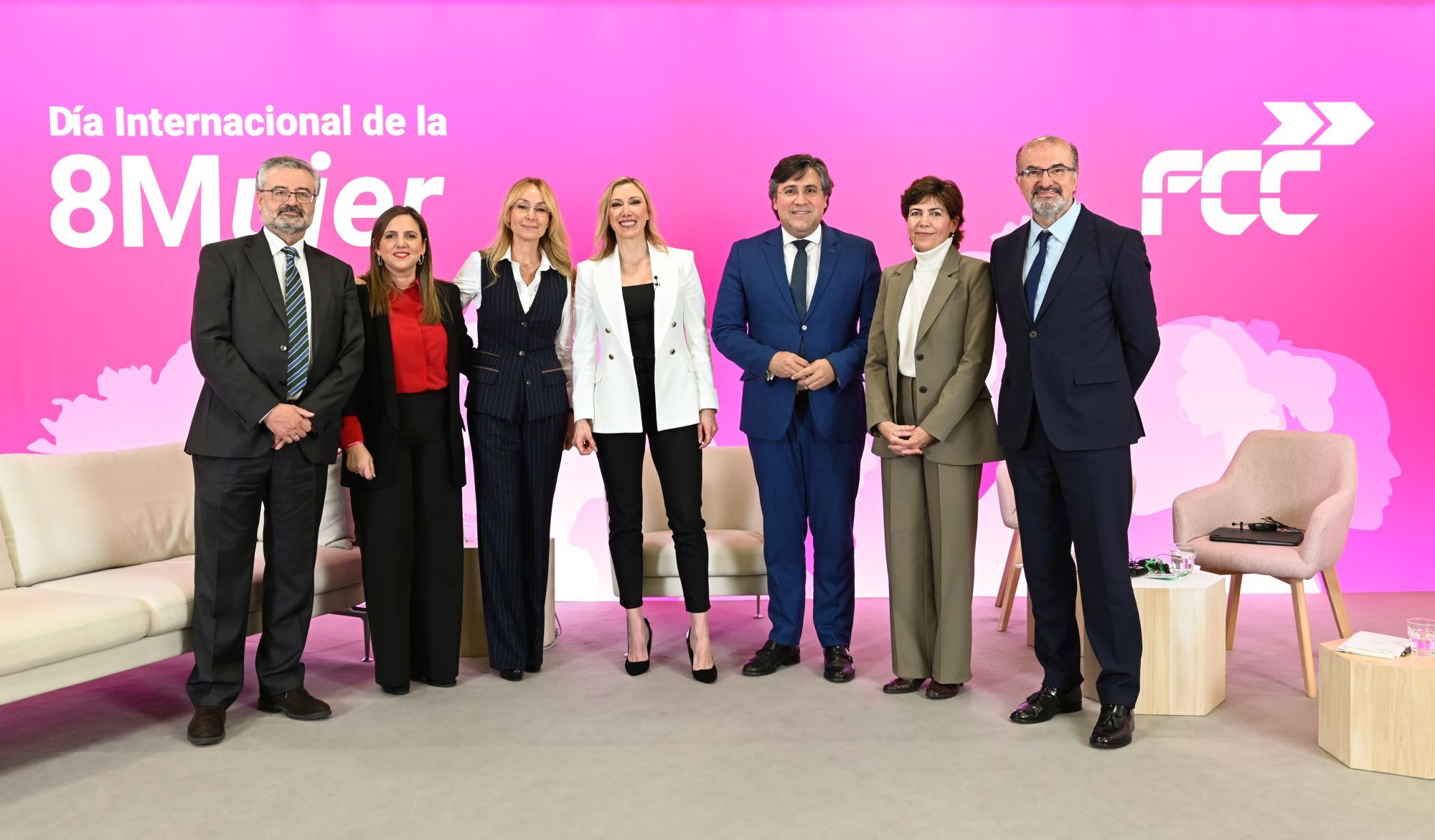 Foto de familia en el acto del Da Internacional de la Mujer Moncloa