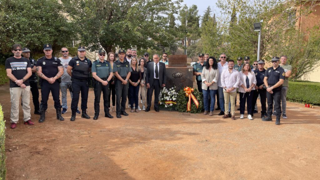 El Ayuntamiento de Huétor Vega y el Puesto de la Guardia Civil de La Zubia en el homenaje al guardia civil Arcos en  el quinto aniversario de su asesinato. /Ayuntamiento de Huétor Vega.