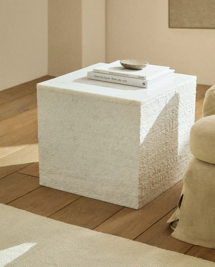Los muebles de Zara Home que confirman el triunfo de lo natural en decoración esta primavera 2024 4 Moncloa Mesa auviliar cubo marmol Moncloa
