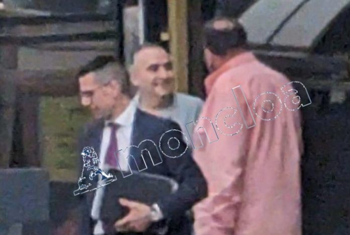 El comandante Villalba, una persona sin identificar en el centro y Koldo García de espaldas.