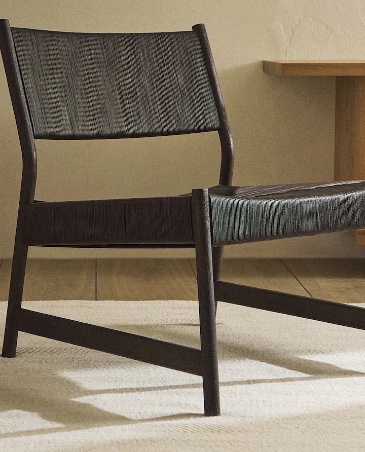 Los muebles de Zara Home que confirman el triunfo de lo natural en decoración esta primavera 2024 1 Moncloa Silla de madera y piel trenzada Moncloa