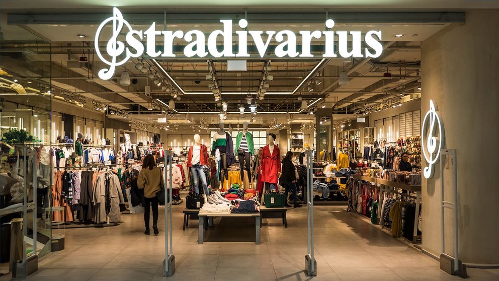 Stradivarius tiene los encantadores vestidos largos camiseros para mujeres  de 40 y 50 años