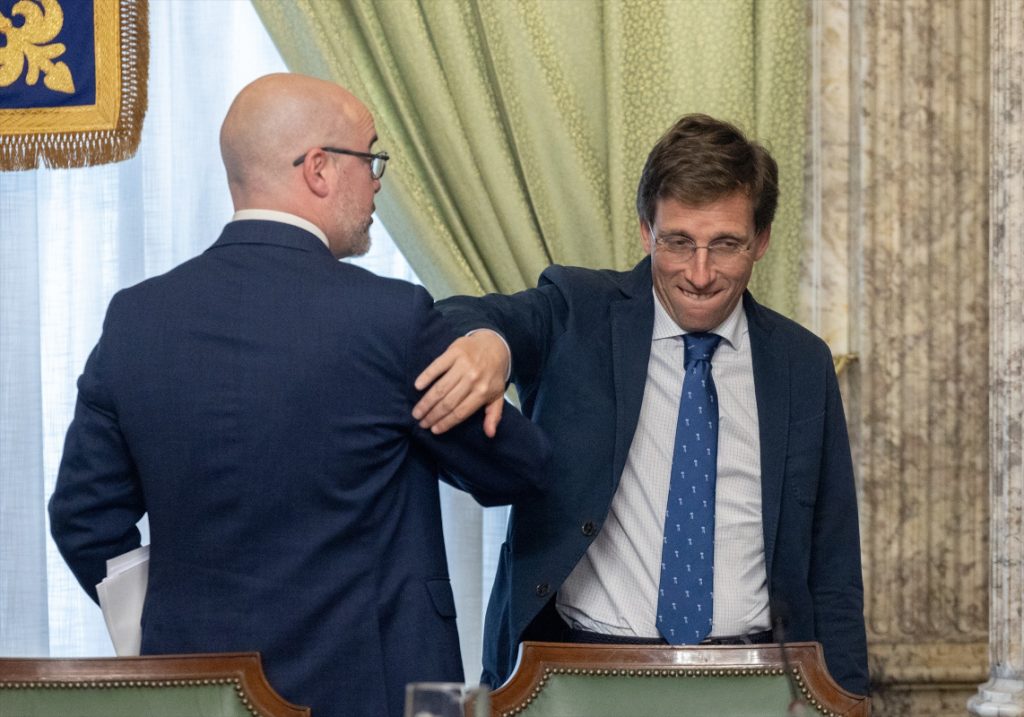 El alcalde de Madrid, José Luis Martínez-Almeida (d), junto al delegado del Gobierno en la región, Francisco Martín (i), a su salida del Consejo y la Junta Local de Seguridad de la ciudad de Madrid en la delegación del Gobierno en Madrid.