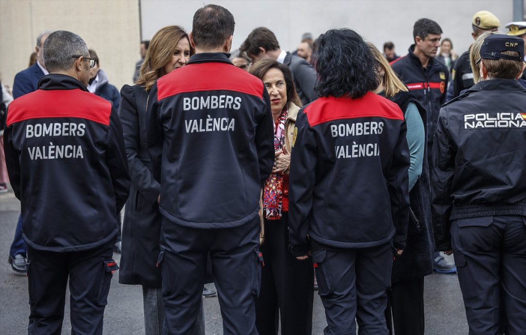 La alcaldesa de Valencia, María José Catalá (i), y la ministra de Defensa, Margarita Robles (d), visitan al personal que participó en los trabajos de extinción del incendio de Campanar.