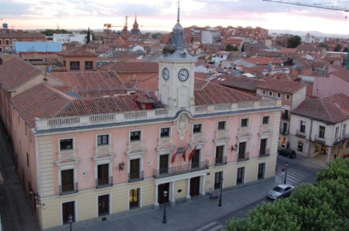Ayuntamiento de Alcalá en la Plaza de Cervantes./PSOE