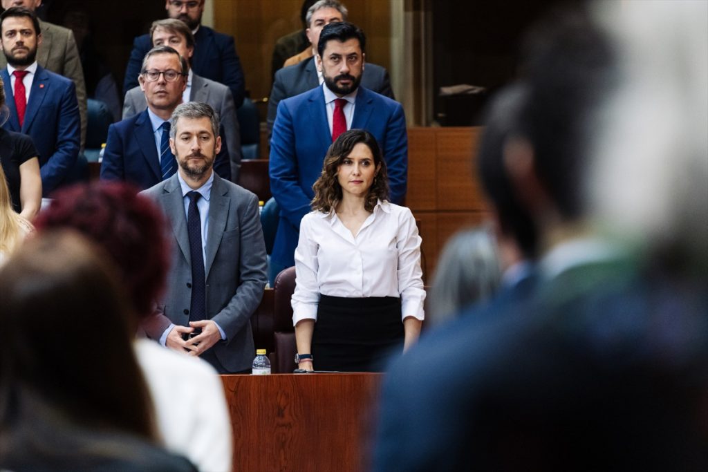 Ayuso baja de su pedestal al PSOE de Lobato | Foto: Europa Press