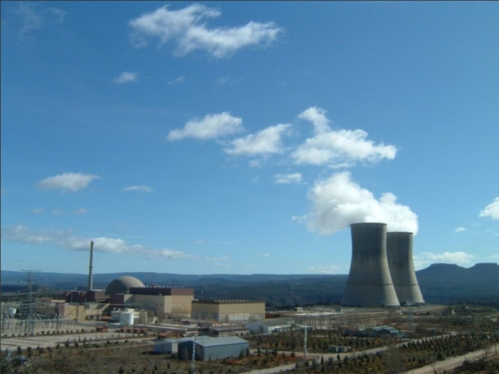 Ayuso sube el tono contra Sánchez utilizando las nucleares y el caos del Ave 1 Moncloa El PP propone alargar la vida útil de las centrales nucleares de España, sobre todo la de Trillo (Fuente: Agencias)